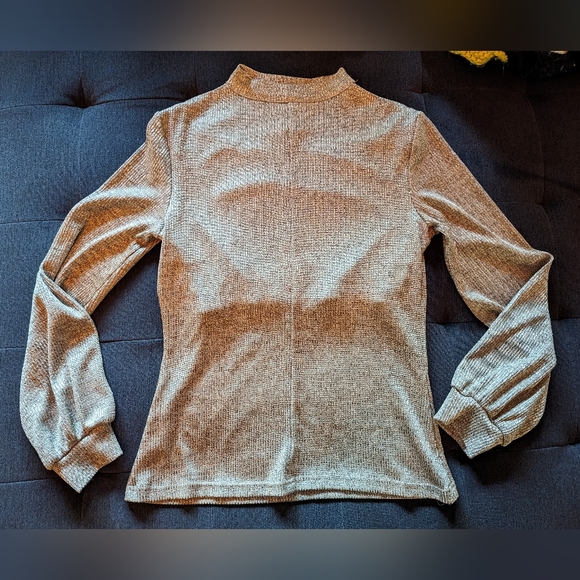 Long sleeve silver top, size XS - 3 for 20 $ - Picture 2 of 6